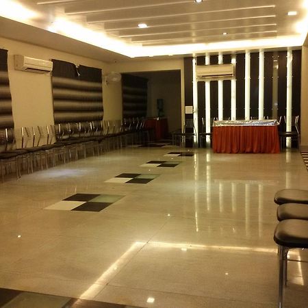 Hotel The Sapphire Grand Varanasi Esterno foto