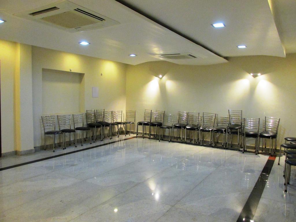 Hotel The Sapphire Grand Varanasi Esterno foto