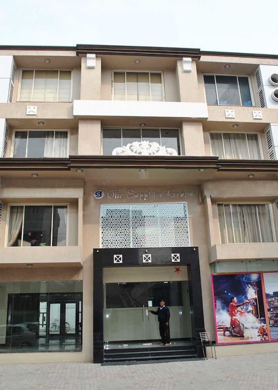 Hotel The Sapphire Grand Varanasi Esterno foto