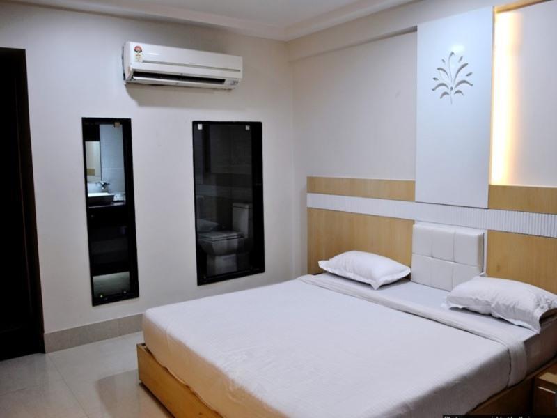 Hotel The Sapphire Grand Varanasi Esterno foto