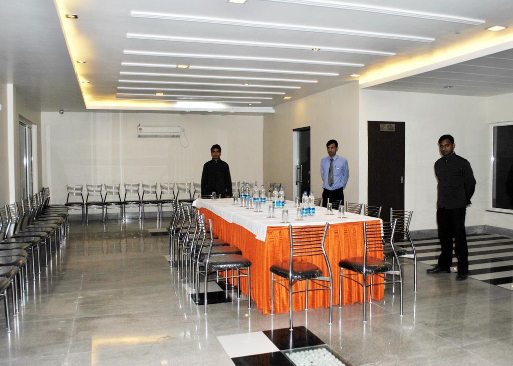 Hotel The Sapphire Grand Varanasi Esterno foto