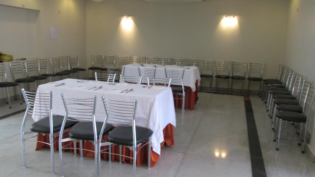 Hotel The Sapphire Grand Varanasi Esterno foto