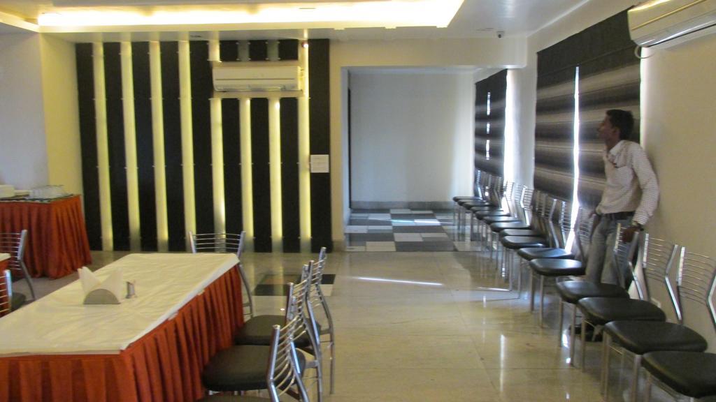 Hotel The Sapphire Grand Varanasi Esterno foto
