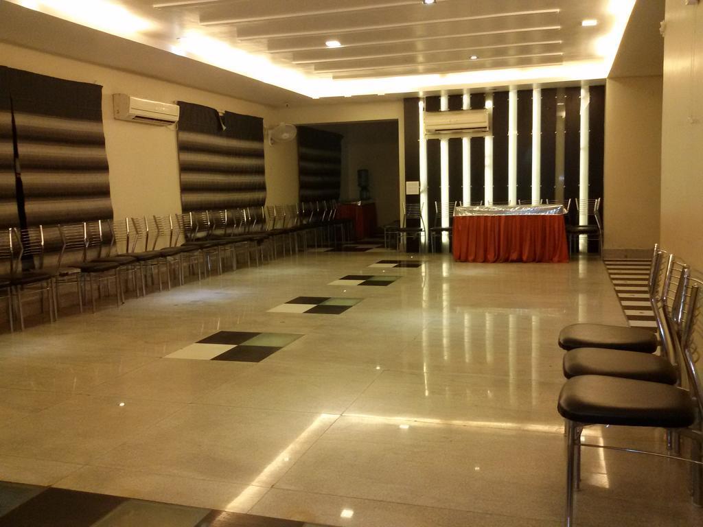 Hotel The Sapphire Grand Varanasi Esterno foto
